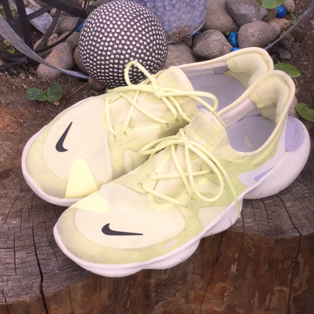 Nike free tennis shoes travel vacay lounge cabin spa resort club farmer’s market - Picture 1 of 11